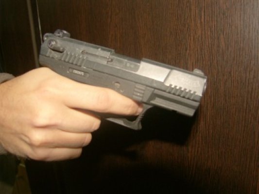 Un bărbat din Topraisar, cercetat pentru deţinere fără drept a unei arme